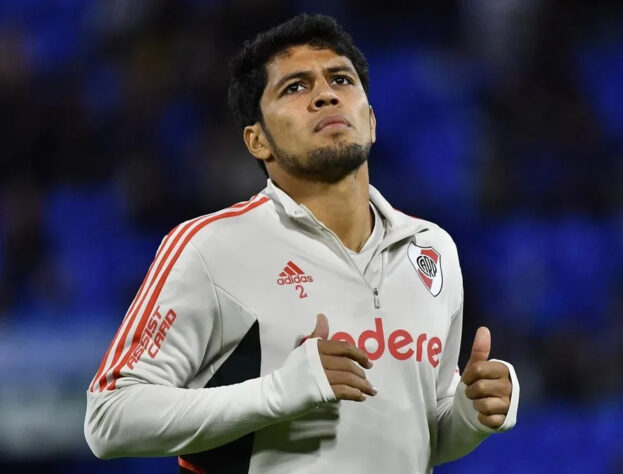 ESQUENTOU - O Vasco tem o acerto encaminhado com o zagueiro Robert Rojas, do River Plate. O acordo entre Vasco e River é um empréstimo por um ano por 1 milhão de dólares (R$ 4,74 milhões), com opção de compra fixada em 3,5 milhões de dólares (R$ 16,6 milhões). O clube argentino quer que o Cruz-Maltino pague 50% do valor acordado pelo empréstimo de maneira imediata.