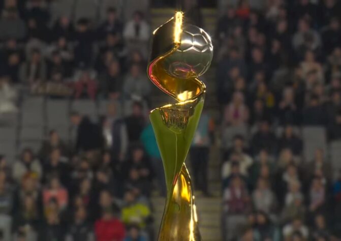  Antes da entrada das jogadoras no gramado, foi apresentado o troféu da Copa do Mundo 