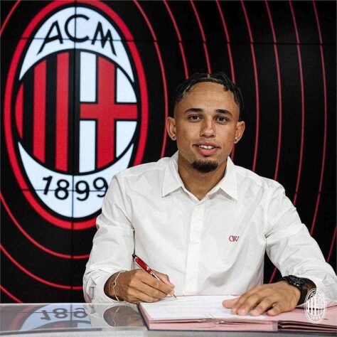 FECHADO - O Milan anunciou neste sábado a contratação de Noah Okafor, atacante suíço que defendia o RB Salzburg. O jogador assinou com a equipe italiana até junho de 2028.