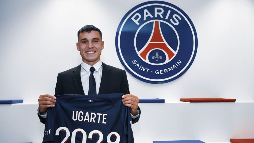 FECHADO - O PSG anunciou o terceiro reforço da janela de transferências. Trata-se do uruguaio Manuel Ugarte, de 22 anos, que custou 60 milhões de euros (R$ 320,5 milhões na cotação atual) junto ao Sporting. Segundo o jornal português 'Record', o jogador deve receber um salário anual de 10 milhões de euros. 