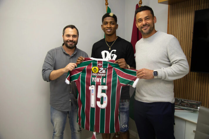 FECHADO - O atacante Yony González está oficialmente de volta ao Fluminense. Seu novo contrato com o Tricolor vai até 2024. O atleta estava no Portimonense, de Portugal, e chega ao Fluminense sem custos. 