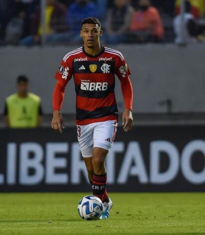 RENOVOU - O Flamengo renovou o contrato do meia Victor Hugo. Novo acordo terá vigência até dezembro de 2029. 