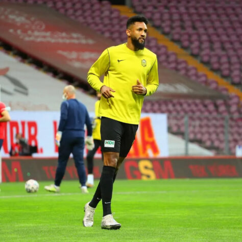 ESQUENTOU - O zagueiro brasileiro Wallace Fortuna, cm passagem pelo Cruzeiro, deve ser mais um atleta a se transferir para o futebol Árabe. O jogador recebeu uma proposta de três anos do Al-Feiha. O defensor de 28 anos está no Wuhan Three Towns, da China, e defendeu clubes como Lazio, Monaco e Braga, além do Cruzeiro. 