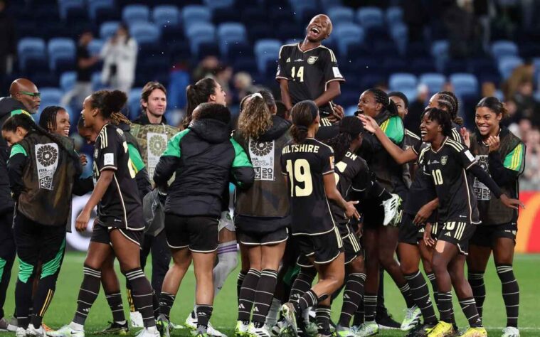 Classificada pela primeira vez às oitavas de final da Copa do Mundo, a Jamaica quase não participou do Mundial por problemas financeiros. Hava Solaun, mãe da meia-campista Sandra Phillips-Brower, criou a campanha “Reggae Girlz Rise Up”, para ajudar nas despesas da seleção durante a competição. A vaquinha foi realizada por conta da Federação Jamaicana não poder arcar com todos os custos da viagem da delegação ao torneio.