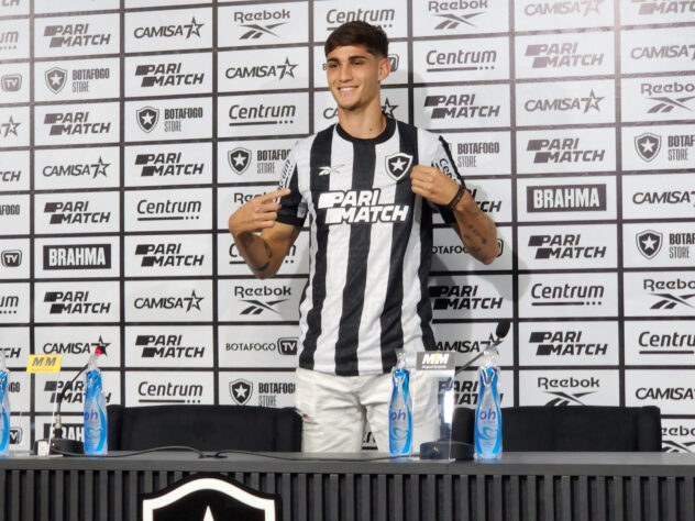 FECHADO - Outro jogador apresentado pelo Botafogo nesta sexta-feira foi o atacante Valentín Adamo, de 21 anos, contratado junto ao River Plate (Uruguai). O Alvinegro comprou 80% dos direitos do jogador, que também é uruguaio. 