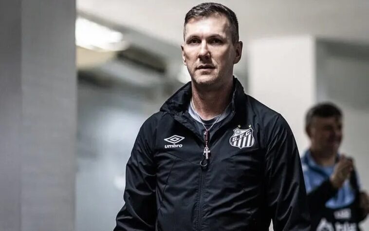 FECHADO - Paulo Turra não é mais treinador do Santos. O técnico foi demitido neste domingo (6), após o empate por 1 a 1 contra o Athletico-PR, na Vila Belmiro. Em sete jogos no comando do Peixe, Turra somou apenas uma vitória, diante do Goiás, por 4 a 3. 