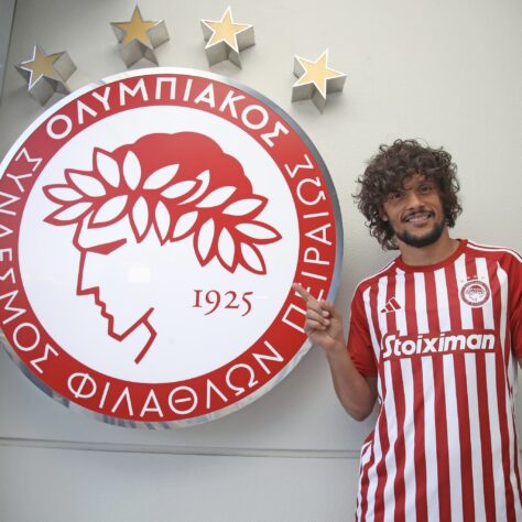 FECHADO - Gustavo Scarpa, meia com passagem pelo Palmeiras, foi anunciado pelo Olympiacos, da Grécia. O jogador estava no Nottingham Forest, da Inglaterra, e não fazia parte dos planos do clube. Seu contrato com o novo clube é de empréstimo, de apenas uma temporada. 