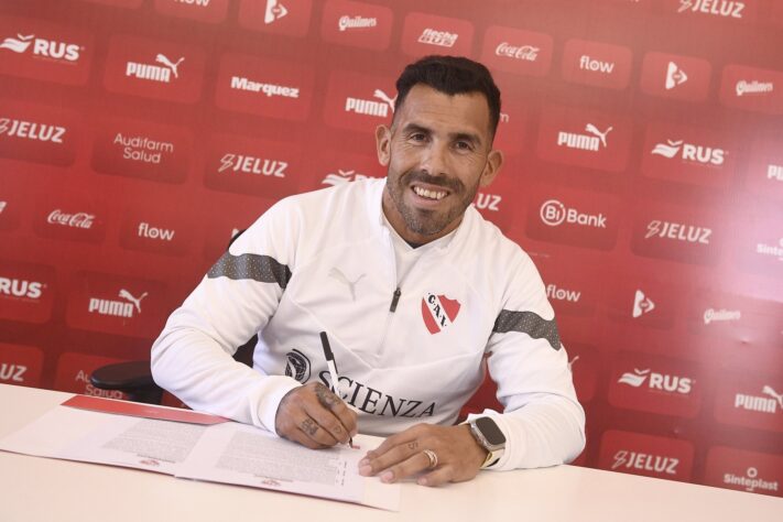 FECHADO - Ídolo do Corinthians, o ex-atacante Carlos Tevez foi anunciado como treinador do Independiente (Argentina). Essa será a segunda experiência do jogador como técnico. A primeira foi no Rosario Central 