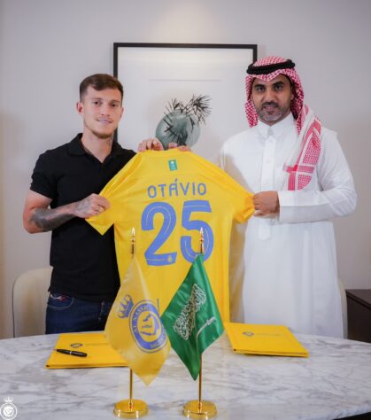 FECHADO - O Al-Nassr, time de Cristiano Ronaldo, anunciou a contratação do meio-campista Otávio, que estava no Porto. Segundo o jornalista Fabrizio Romano, a compra custou cerca de 60 milhões de euros (R$ 321,4 milhões na cotaçaõ atual) ao clube por um contrato de três anos. 