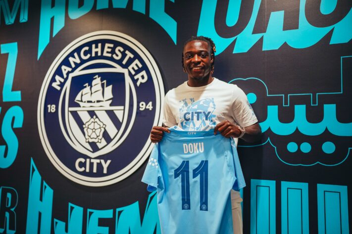 FECHADO - O Manchester City anunciou, nesta quinta-feira (24), a contratação do atacante Jérémy Doku, de 21 anos. O jovem, considerado uma grande promessa do futebol belga, assinou em definitivo com o atual campeão inglês e europeu até 2028. Os Sky Blues desembolsaram 60 milhões de euros (R$ 316 milhões, na cotação atual) ao Rennes pelo jogador, que vestirá a camisa 11.