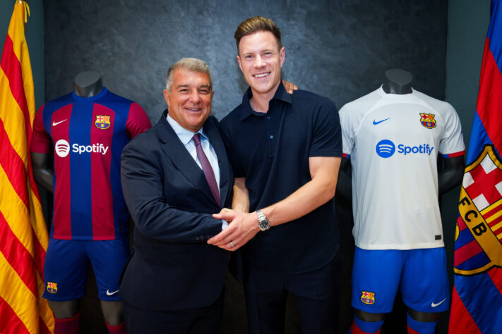 FECHADO - O Barcelona anunciou na manhã desta sexta-feira (25) a renovação do contrato de Marc-André Ter Stegen até 2028; o vínculo anterior se encerrava em junho de 2024. Com o novo acordo, o goleiro terá uma redução de 30% do seu salário para ajudar o financeiramente. Foi inclusa, ainda, uma multa rescisória de 500 milhões de euros (R$ 2,1 bilhões na cotação atual) no contrato, o que deve afastar o interesse e assédio de concorrentes pelo goleiro.