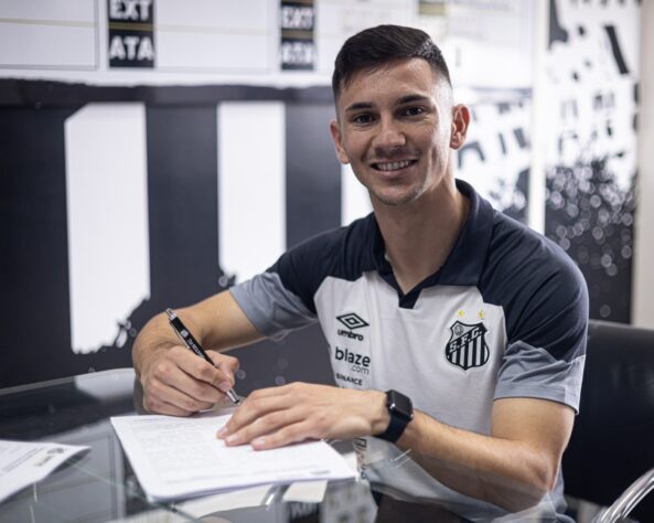 FECHADO - O Santos anunciou a contratação do atacante uruguaio Maximiliano Silvera, que estava livre no mercado desde que deixou o Necaxa (México). O jogador de 25 anos assinou com o Peixe até o final de 2023. 