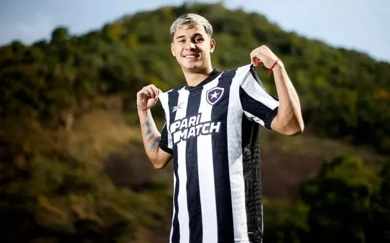FECHADO - Líder do Campeonato Brasileiro, o Botafogo anunciou a contratação do lateral-direito Mateo Ponte, de 20 anos. O jogador uruguaio assinou contrato com o Alvinegro até dezembro de 2026. O clube confirmou a chegada do atleta nesta quarta-feira (2).