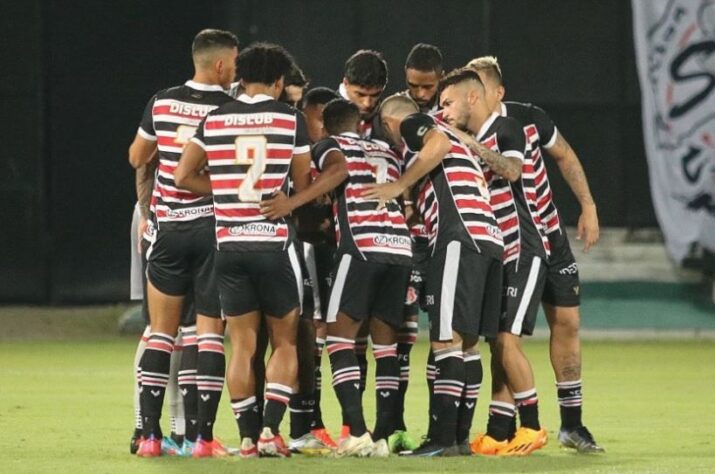 Eliminado na fase de grupos da Série D do Brasileirão, o Santa Cruz ficará pela primeira vez em sua história sem divisão no Campeonato Brasileiro. O clube pernambucano dependia de um aceso do Retrô para ter calendário nacional na próxima temporada. Porém, com a eliminação da Fênix nas oitavas de final da quarta divisão, o Tricolor só disputará o Campeonato Pernambucano e a fase pré-qualificatória da Copa do Nordeste em 2024. Confira nesta galeria clubes tradicionais do Brasil que já ficaram sem divisão nacional.