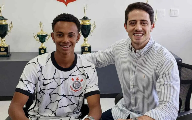 FECHADO - O Corinthians assinou o primeiro contrato profissional com duas joias da sua base, mais especificamente dois volantes do sub-17: Victor Dourado (foto) e Teixeirão. O vínculo de ambos os jogadores se encerra em 2026 e possui multa rescisória para o exterior de mais de R$ 100 milhões. 