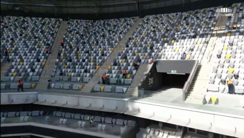 Para proporcionar pressão ao adversário, o estádio foi projetado para deixar os torcedores próximos do campo.