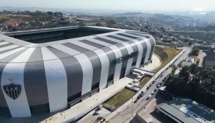 O Atlético-MG afirma que o estádio custou R$ 750 milhões. No entanto, o Galo também precisou arcar com R$ 335 milhões em contrapartidas da prefeitura de Belo Horizonte (PBH) e mais R$ 100 milhões em custos de acessórios para a obra. 