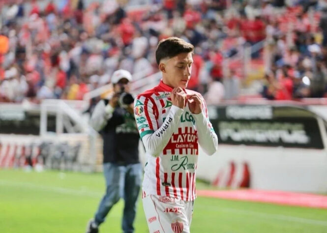 ESQUENTOU - Segundo o jornal espanhol 'Marca', um dos grande alvos do futebol europeu para a próxima janela de transferências é o mexicano Heriberto Jurado, do Necaxa (México). Segundo a publicação, clubes como Barcelona (Espanha), Porto e Sporting (ambos de Portugal) estão de olho no jogador de 18 anos. 