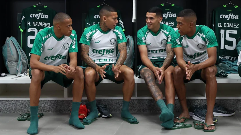 FECHADO - O Palmeiras definiu nesta semana a renovação dos contratos de cinco jogadores do atual elenco formados nas categorias de base. Naves e Jhon Jhon, que tinham vínculo com o clube até 31 de dezembro de 2025, e Garcia, Vanderlan e Fabinho, cujos vínculos iam até 31 de dezembro de 2026, firmaram um novo contrato válido até 31 de dezembro de 2027.