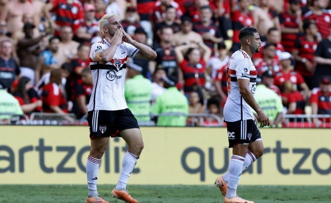 No Maracanã, Calleri marcou de cabeça e fez o São Paulo abrir vantagem na final.