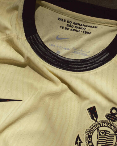 Detalhes da nova terceira camisa do Corinthians, que terá o amarelo como cor predominante.