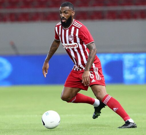 Yann M'Vila - o volante francês deixou o Olympiacos, da Grécia, e está livre no mercado.