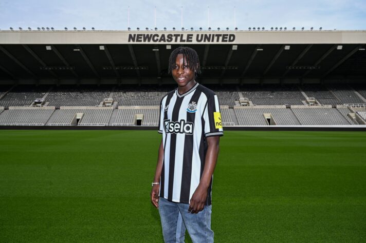 FECHADO - O Newcastle (Inglaterra) acertou a contratação do jovem Trevan Sanusi, que estava no Birmingham City (Inglaterra). O atacante é considerado uma das grandes promessas do futebol inglês e era cobiçado por mais cinco clubes, entre eles o Liverpool. 