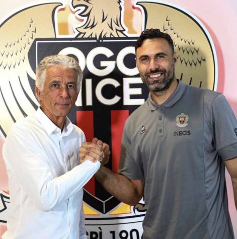 FECHADO - O Nice anunciou a contratação do goleiro italiano Salvatore Sirigu. O jogador estava sem clube desde que deixou a Fiorentina em julho deste ano.