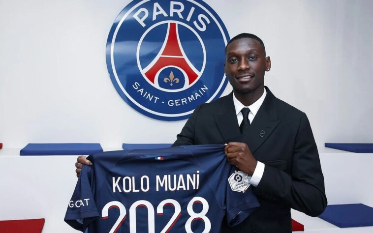 FECHADO - A novela envolvendo Kolo Muani chegou ao fim no 'Deadline Day'. Após duras batalhas com gigantes europeus, o Paris Saint-Germain levou a melhor e anunciou o francês por cinco temporadas, em uma contratação que custou 90 milhões de euros (cerca de R$475 milhões).