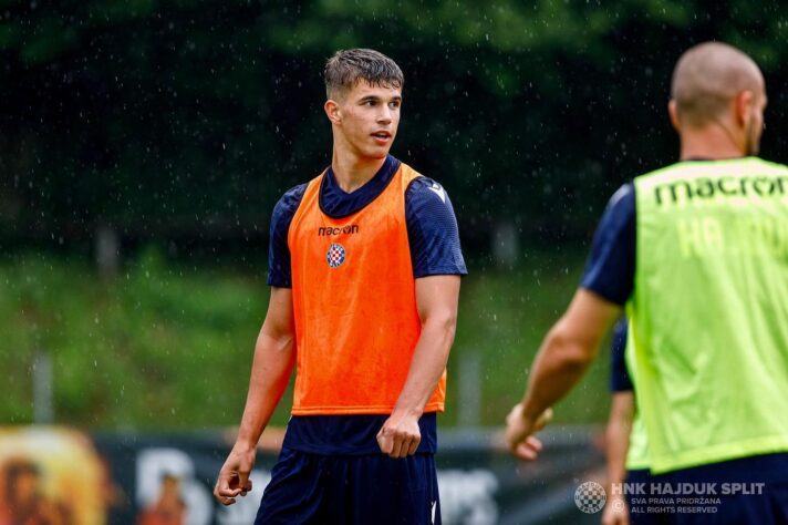 ENCAMINHADO - De acordo com o jornalista Fabrizio Romano, o Tottenham está prestes a anunciar a contratação de uma das grandes promessas do futebol croata: o zagueiro Luka Vušković, do Hajduk Split (Croácia). O defensor tem apenas 16 anos e, segundo Romano, despertava o interesse de mais cinco clubes importantes da Europa. 