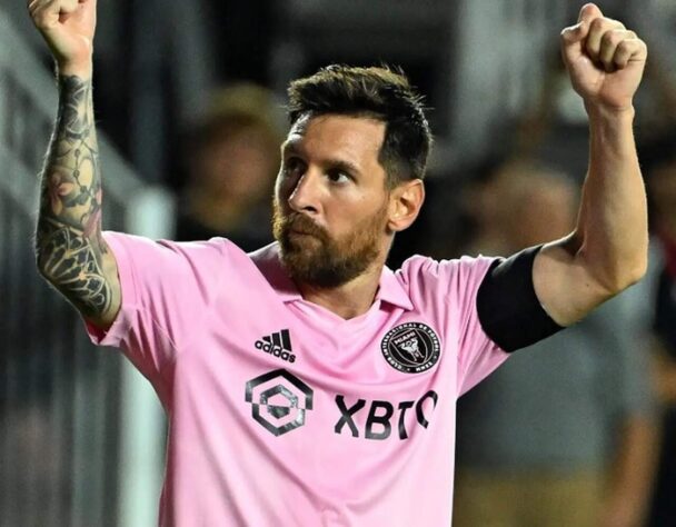 ESQUENTOU - O futuro de Lionel Messi voltou a ser incógnita. Eliminado da fase final da MLS com o Inter Miami, o atacante está livre até o início da próxima temporada, ficando sem atuar por cerca de quatro meses. De acordo com a BBC, do Reino Unido, o argentino não será emprestado durante este período.  Aos 36 anos, Messi segue sendo disputado. Rumores apontavam para empréstimo ao Barcelona, clube em que fez história, ou futebol árabe, com uma possível dupla com Cristiano Ronaldo no Al-Nassr. De acordo com Guillem Balague, especialista em futebol espanhol, o jogador entrará de férias, assim como o restante do elenco.