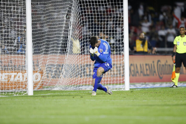 Os são-paulinos foram surpreendidos no Morumbi e perderam para o Sport. Porém, o goleiro Rafael brilhou nos pênaltis e classificou o Tricolor paulista.