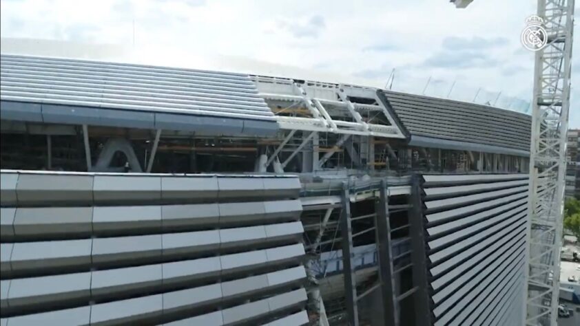 A reforma proporcionou ao estádio uma extrutura metálica externa, um terraço panorâmico localizado no último nível e um hotel de luxo.