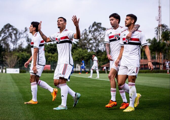 São Paulo - 7 títulos: Copa do Brasil sub-20 (3), Copa do Brasil sub-17 (2), Supercopa do Brasil sub-20 e Supercopa do Brasil sub-17.