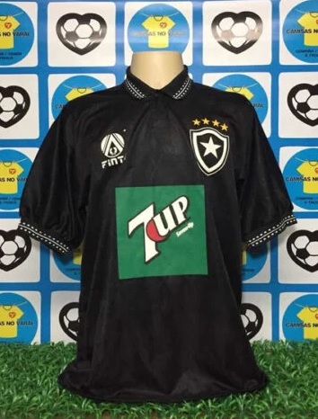 Em 1995, o Botafogo tinha detalhes na gola e nas mangas e também marca d'água.