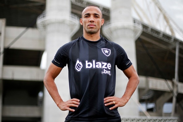 Na temporada anterior, o Botafogo usou uma camisa com dois tons diferentes novamente.