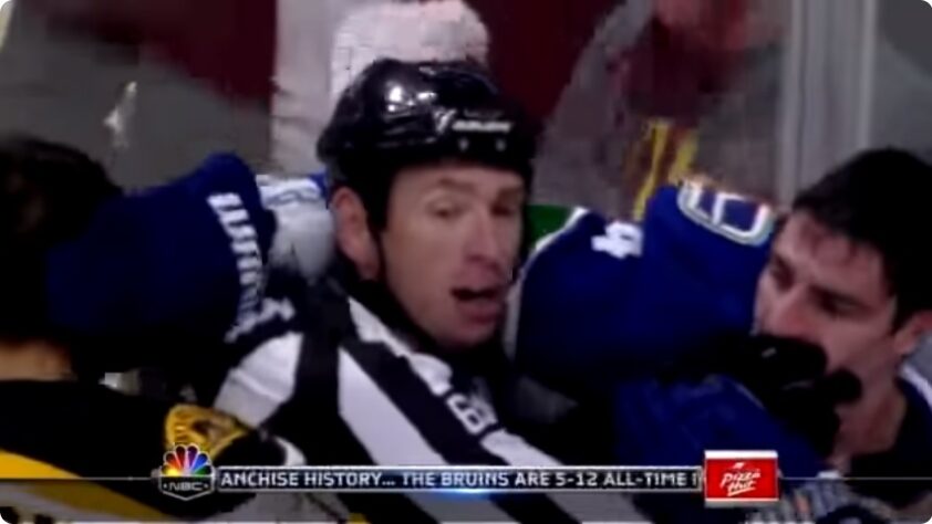 Também no hóquei, o jogador Alex Burrows mordeu o dedo de Patrice Bergeron, do Bruins, em 2011.