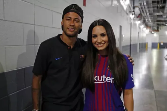 A diva pop já apareceu em alguns jogos do Barcelona e vestindo a camisa do time. A cantora se apresenta neste sábado (2).