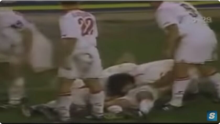 Em 2001, após marcar um gol pelo Sevilla-ESP, José Antonio Reyes foi mordido em suas partes íntimas pelo companheiro Francisco Gallardo.