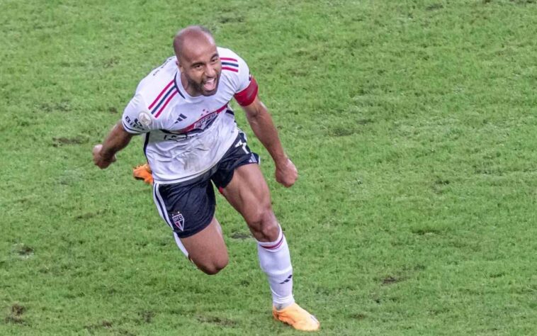 ESQUENTOU - Julio Casares, presidente do São Paulo, disse que o clube não vai medir esforços e vai estabelecer uma linha de ação para renovar com Lucas Moura. O jogador tem contrato com o Tricolor apenas até dezembro deste ano e ainda não há uma definição sobre o seu futuro.