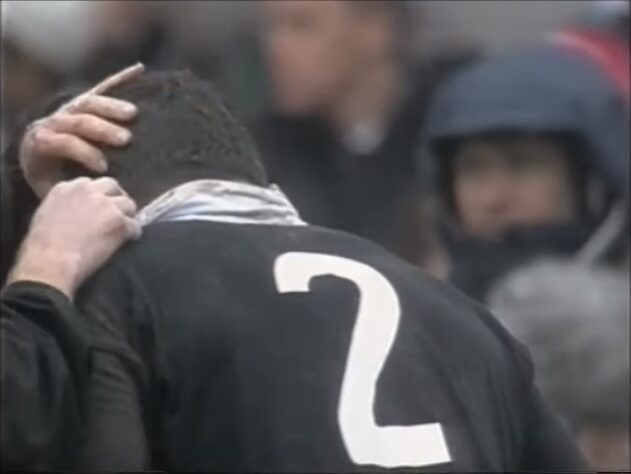 Johan Le Roux, jogador de rugby da África do Sul, mordeu a orelha de Sean Fitzpatrick da Nova Zelândia durante um jogo de 1994.