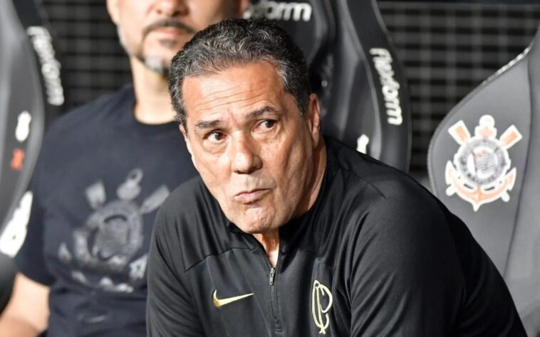 LUXEMBURGO: Escolhido para abafar a polêmica contratação do técnico Cuca, Luxemburgo pegou um time sem padrão, e um clube com bastidores tensos e uma diretoria sem respaldo da torcida. Com Luxa, o Corinthians não conseguiu se distanciar da zona de rebaixamento do Campeonato Brasileiro, foi superado pelo São Paulo na Copa do Brasil e sucumbiu diante do Fortaleza na semifinal da Copa Sul-Americana.