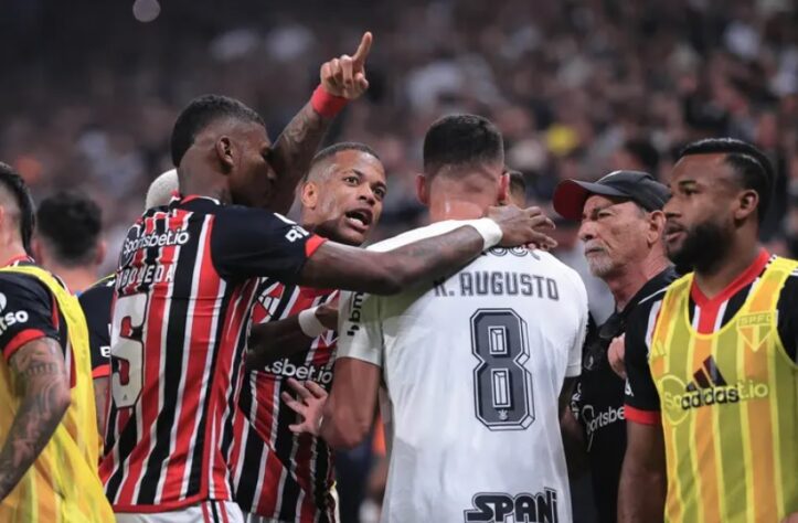 Os são-paulinos levaram um susto no primeiro jogo do Majestoso da semifinal. Renato Augusto pôs os corintianos na frente. Luciano ainda igualou, mas novamente Renato Augusto balançou a rede. Seria desafiadora a segunda partida da semifinal.