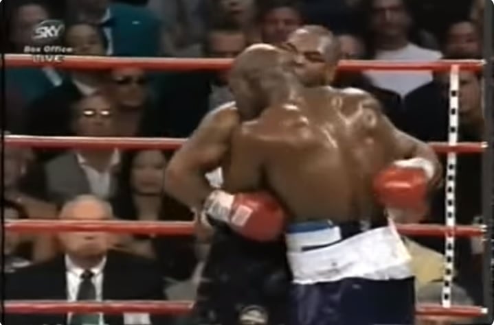 Já no boxe, talvez a mais famosa das mordidas: a de Mike Tyson em Evander Holyfield, que ocorreu em 1997.