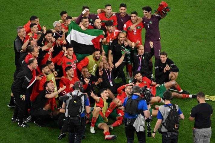 Seleção do Marrocos (futebol) - jogadores da seleção marroquina comemoraram a classificação às quartas de final da Copa do Mundo com bandeira da Palestina.