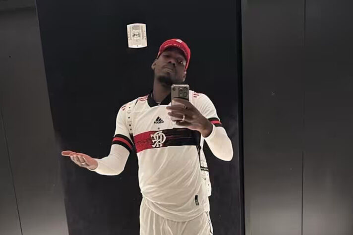 Além de postar a foto com a camisa rubro-negra, Pogba também compartilhou vídeos nos quais treina usando o uniforme do Flamengo.