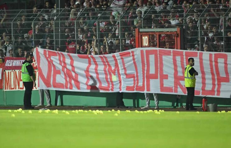 Mesmo após a goleada sobre o Preussen Munster por 4 a 0, em jogo válido pela primeira rodada da Copa da Alemanha, torcedores do Bayern de Munique protestaram de maneira inusitada contra a Federação Alemã: na primeira etapa, fanáticos do Bayern atiraram 185 bolinhas de tênis no campo, interrompendo a continuação do duelo. Jogadores, comissão técnica e funcionários foram obrigados a retirar o material de campo, e o clube foi multado em 65 mil euros (R$343 mil).