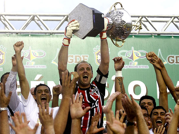 BRASILEIRÃO 2008: Separados por três pontos na tabela de classificação, São Paulo e Grêmio foram as equipes que chegaram para o último jogo em busca do título em 2008. O Tricolor chegava para a última rodada com a vantagem do empate, a equipe de Muricy Ramalho não titubeou. Venceu o Goiás por 1 a 0, sem dar chances ao Imortal. A equipe de Celso Roth até venceu o Atlético-MG por 2 a 0, mas não foi o suficiente para o título.