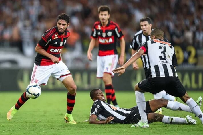 Mais um duelo pela Copa do Brasil. Dessa vez, as duas equipes se enfrentaram por uma vaga na final da competição em 2014. O Flamengo saiu na frente no Maracanã por 2 a 0, mas, no Mineirão, o Galo reverteu o placar, vencendo por 4 a 1, e avançou à final. 