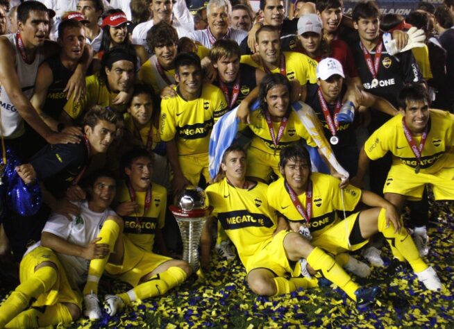 APERTURA DO ARGENTINO 2007/08: Quatro times chegavam com chances de título na última rodada: Boca Juniors, San Lorenzo e Tigre tinham 36 pontos, ao passo que o Lanús, mais atrás, possuía 34. Todos os quatro clubes venceram seus jogos na etapa decisiva: o Lanús ficou em quarto, enquanto os outros três seguiram iguais com 39 pontos. As regras do Argentino não preveem critérios de desempate para o primeiro lugar, e um triangular final foi marcado. O Boca, com uma vitória e uma derrota, foi campeão graças ao saldo de gols, um a mais que o Tigre.